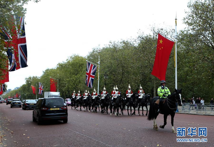 （国际·出访配合）（2）中英两国国旗悬挂在伦敦街头