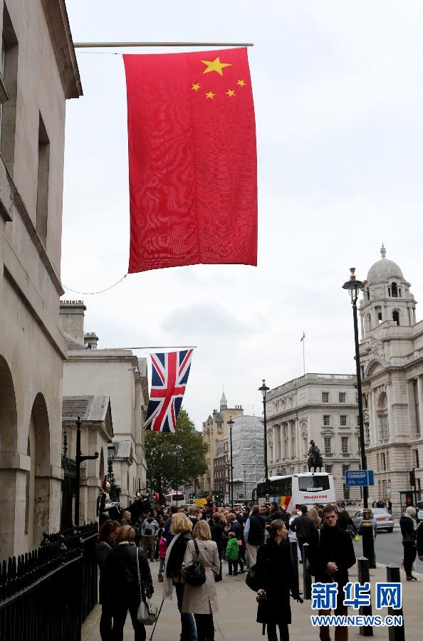 （国际·出访配合）（4）中英两国国旗悬挂在伦敦街头