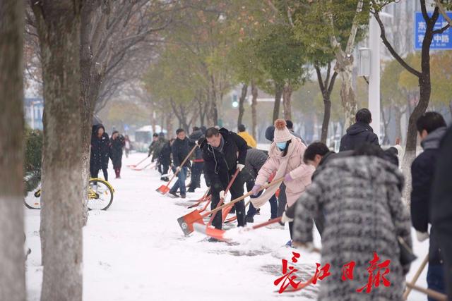 大雪来了，武汉开发区（汉南区）3000名干部上街忙扫雪