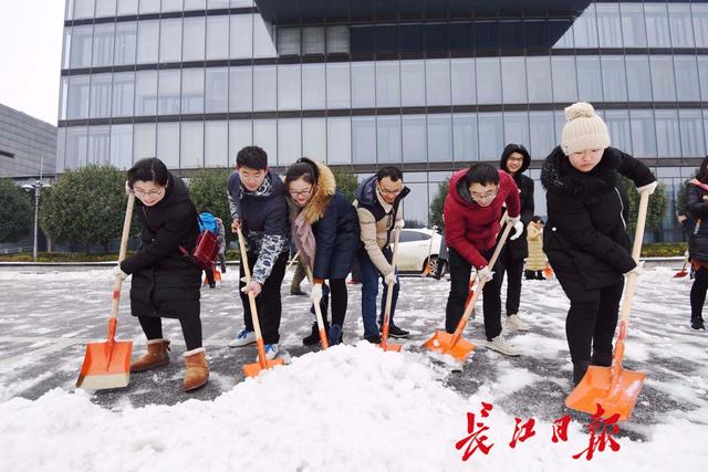 大雪来了，武汉开发区（汉南区）3000名干部上街忙扫雪