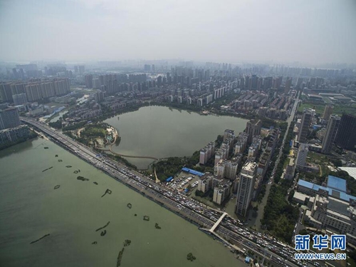 武汉南湖渍水区域排水缓慢 社会各界积极救援
