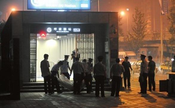 北京地铁站一男子劫持女安检员被狙击手击毙_