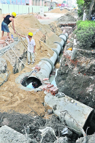 新闻中心 今日要闻  (长江日报记者 金涛)道路施工损坏地下排水管造成