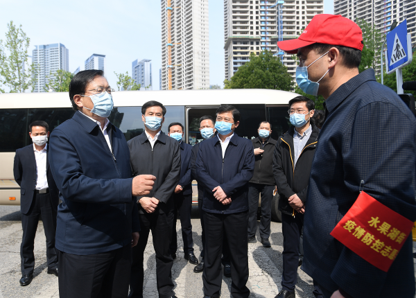 武汉天地商业街已于4月1日复市,部分商户在门前进行疫情防控培训