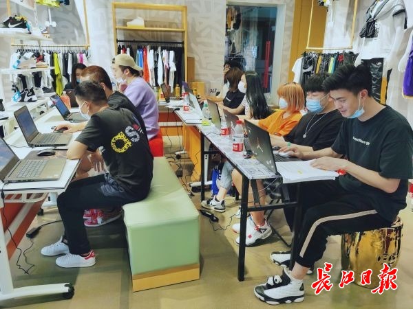封闭改造三个月,武汉人在直播间里“逛”江汉路