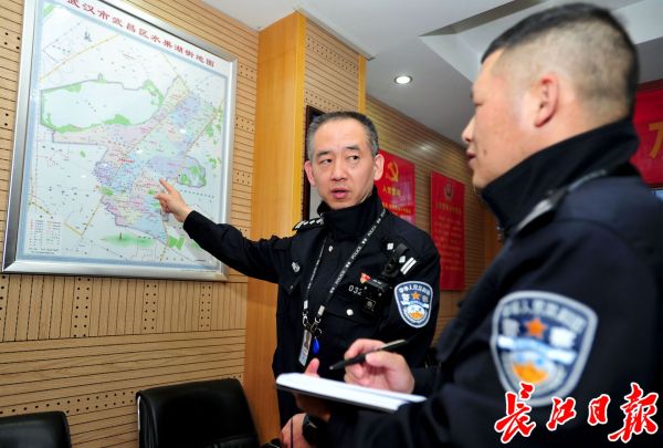 视频宣讲、现场培训,他忙着给民警做防疫培训