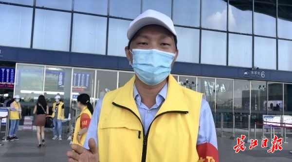 他们在高温下严查健康码,守好武汉站进站口
