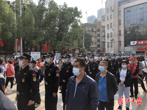 武汉开展“庆国庆迎中秋”主题爱卫运动