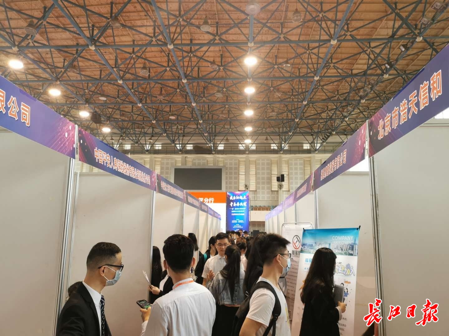 60余家金融法律类企业组团进中南财大“抢人”,“所有岗位都高度匹配”