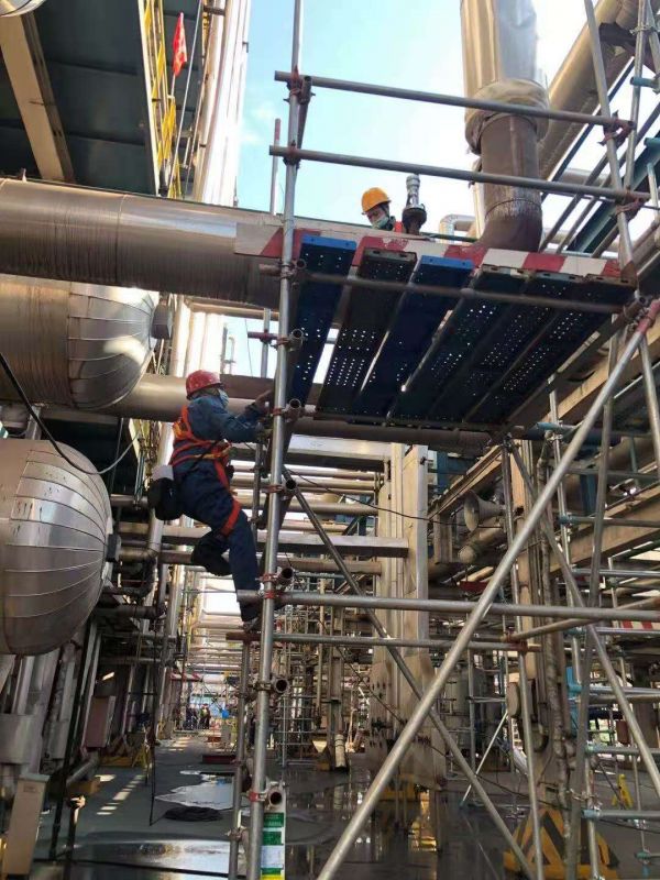 寒风中,一群人爬上50米高空给管道容器做“B超”