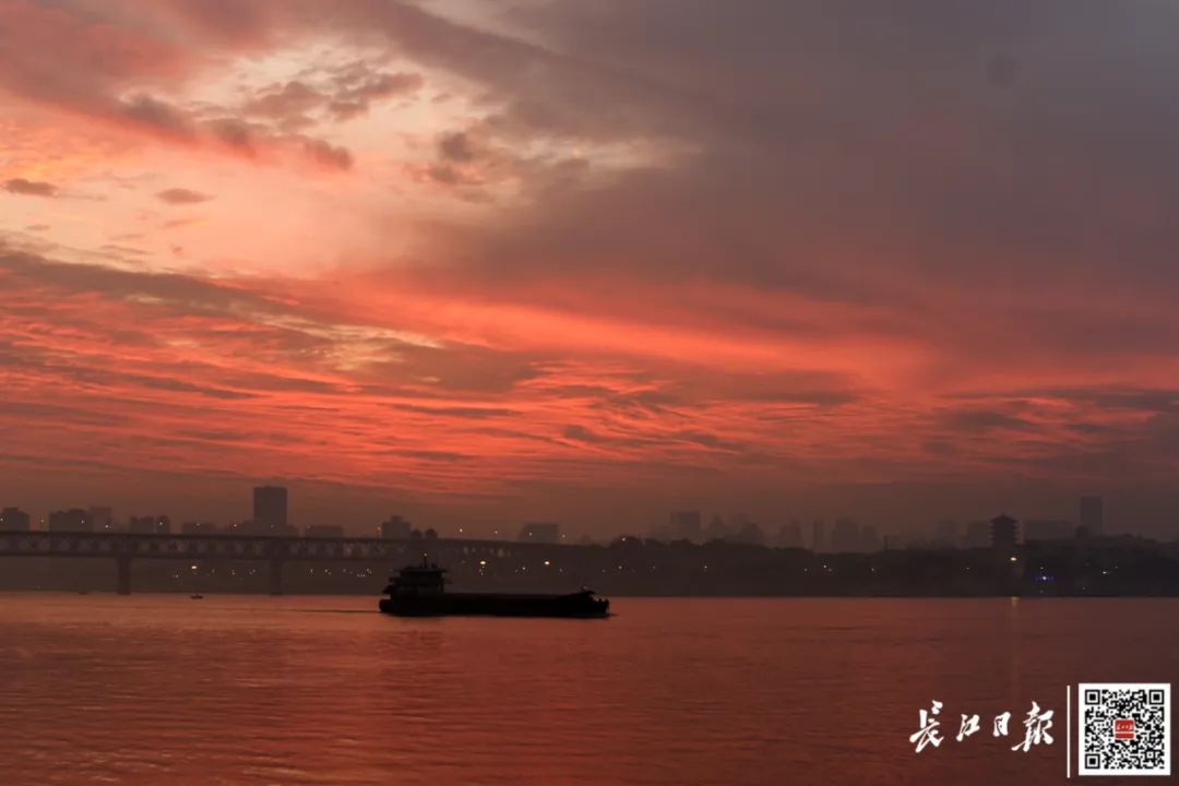 早安武汉︱雷暴大风+35℃，同日抵汉