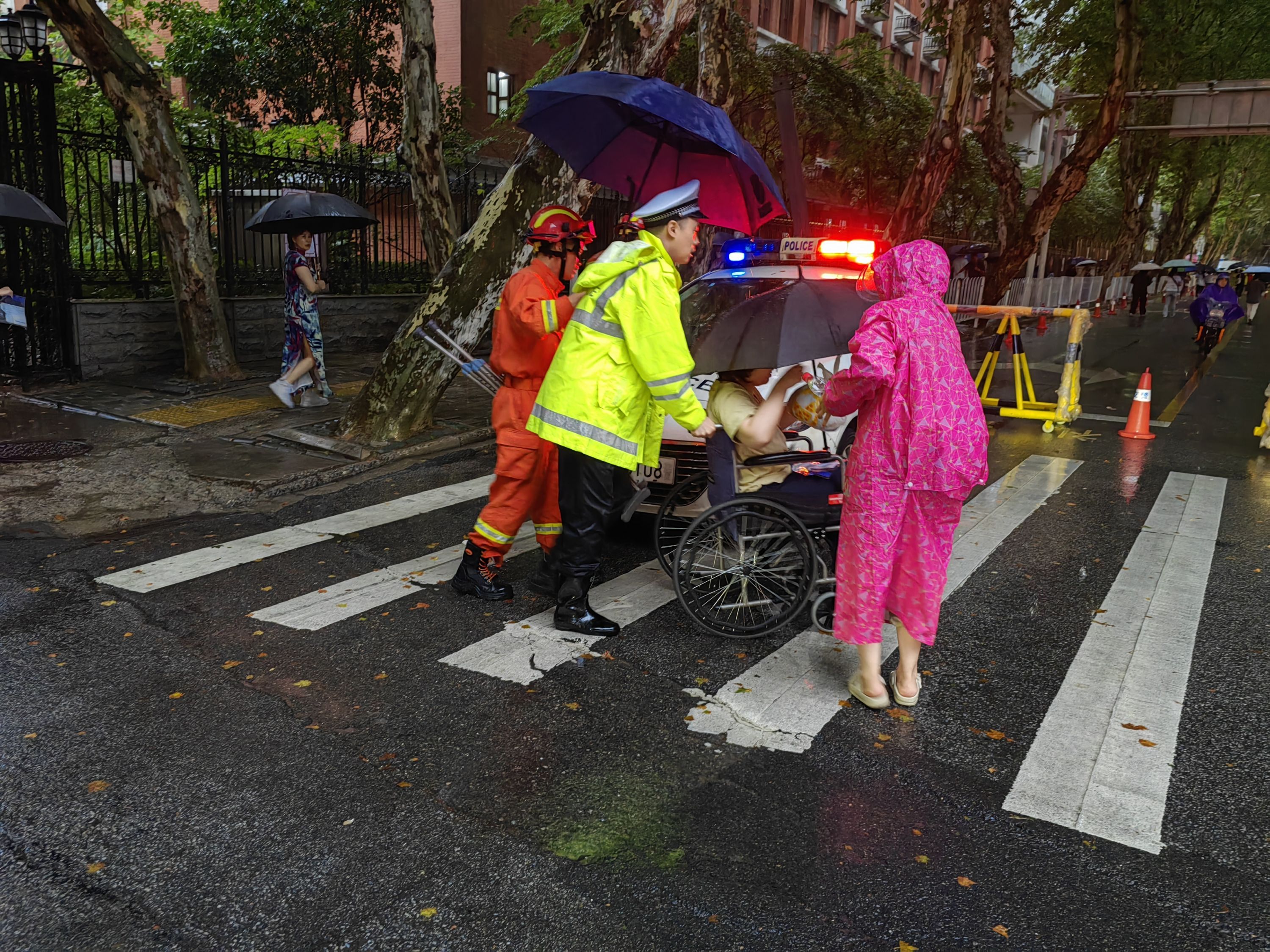 大雨中“轮椅考生”行动不便，好心人接力送考