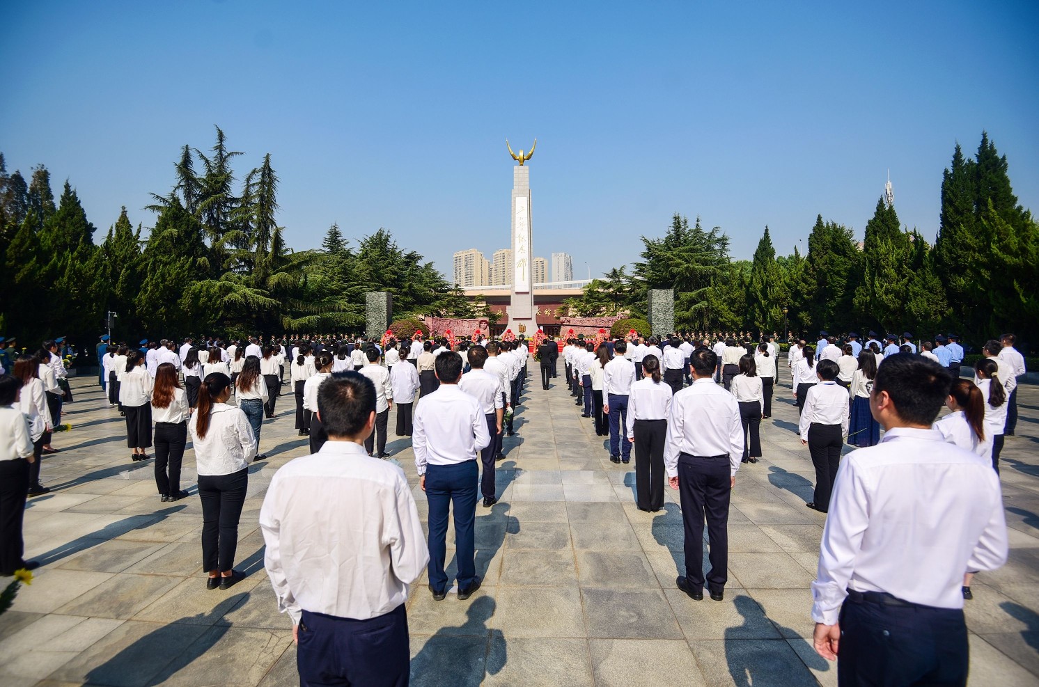 2022年武汉市烈士纪念日向英雄烈士敬献花篮仪式举行