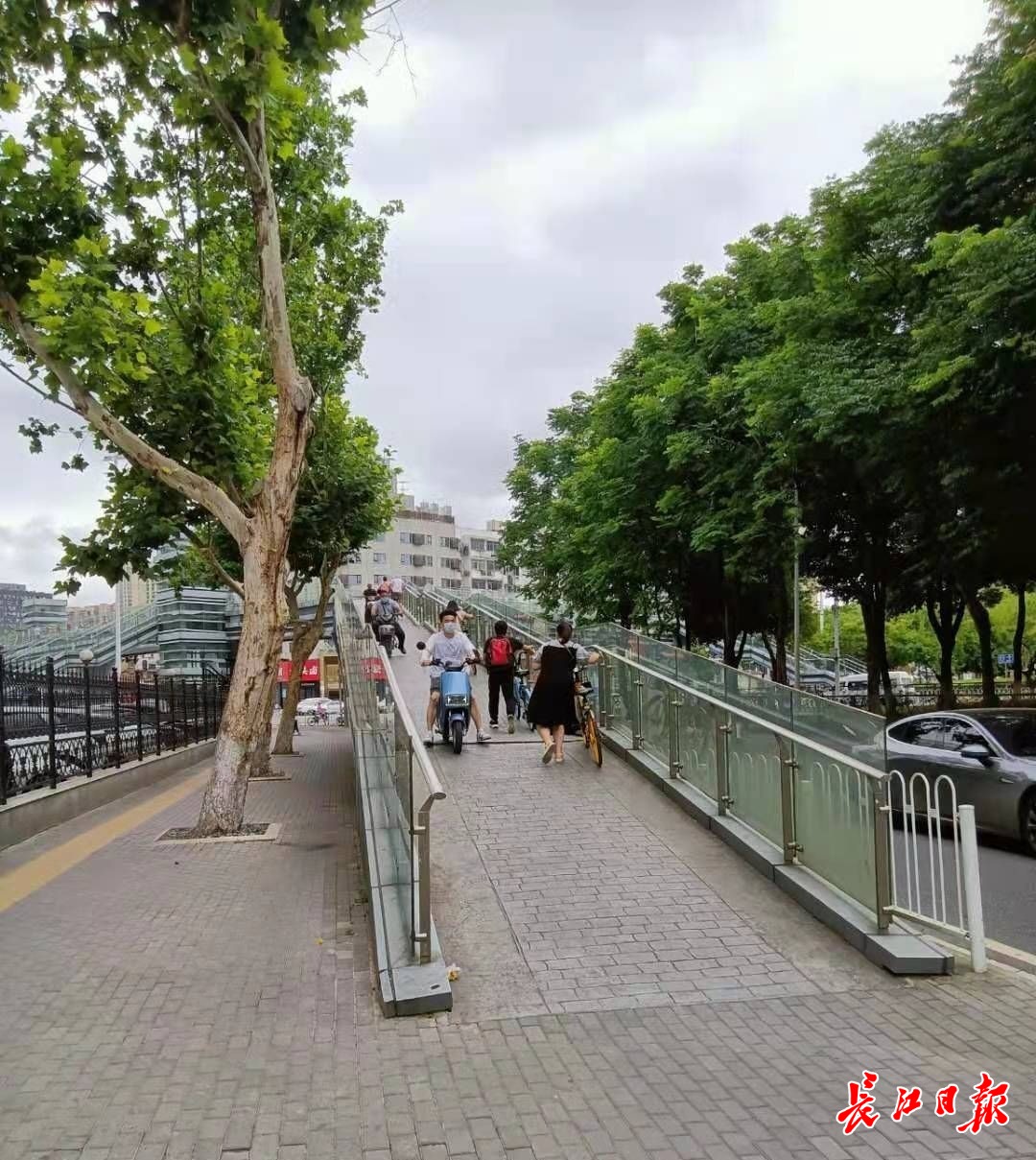 在北京，天桥一直都是个神奇的地方