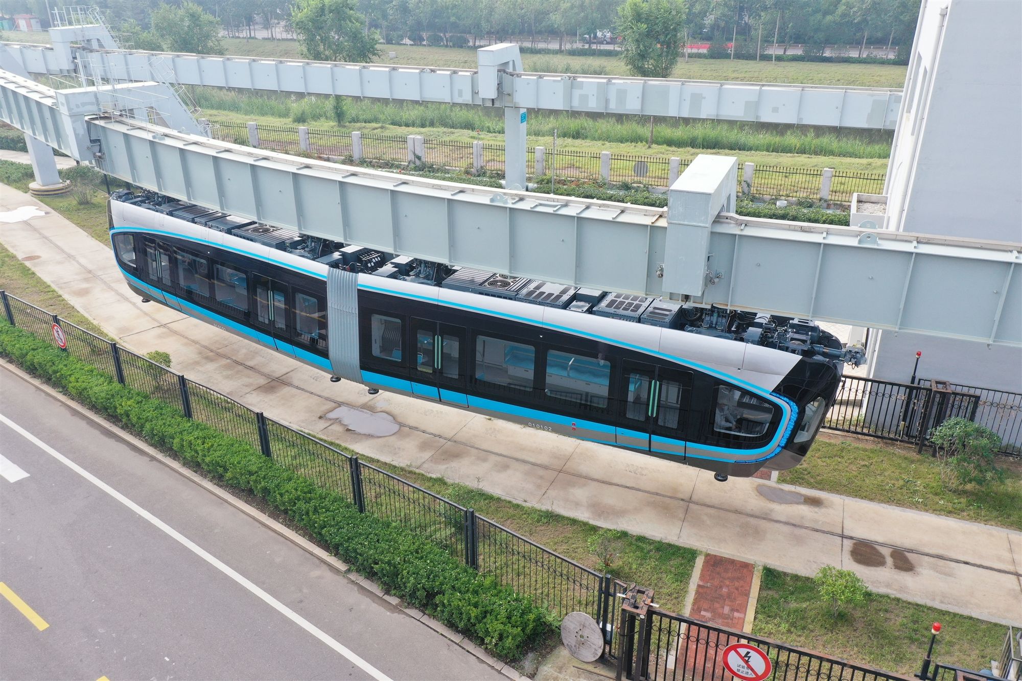 采用多项先进科技 中国首列商用空轨列车在青岛下线凤凰网青岛_凤凰网