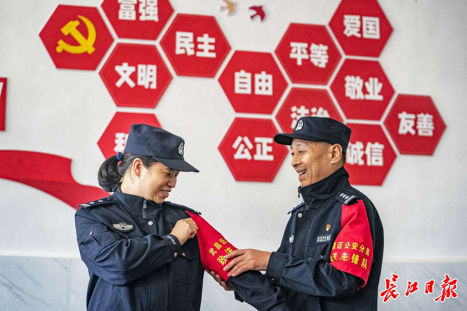 三八红旗手接棒老队长_要闻_新闻中心_长江网_cjn.cn