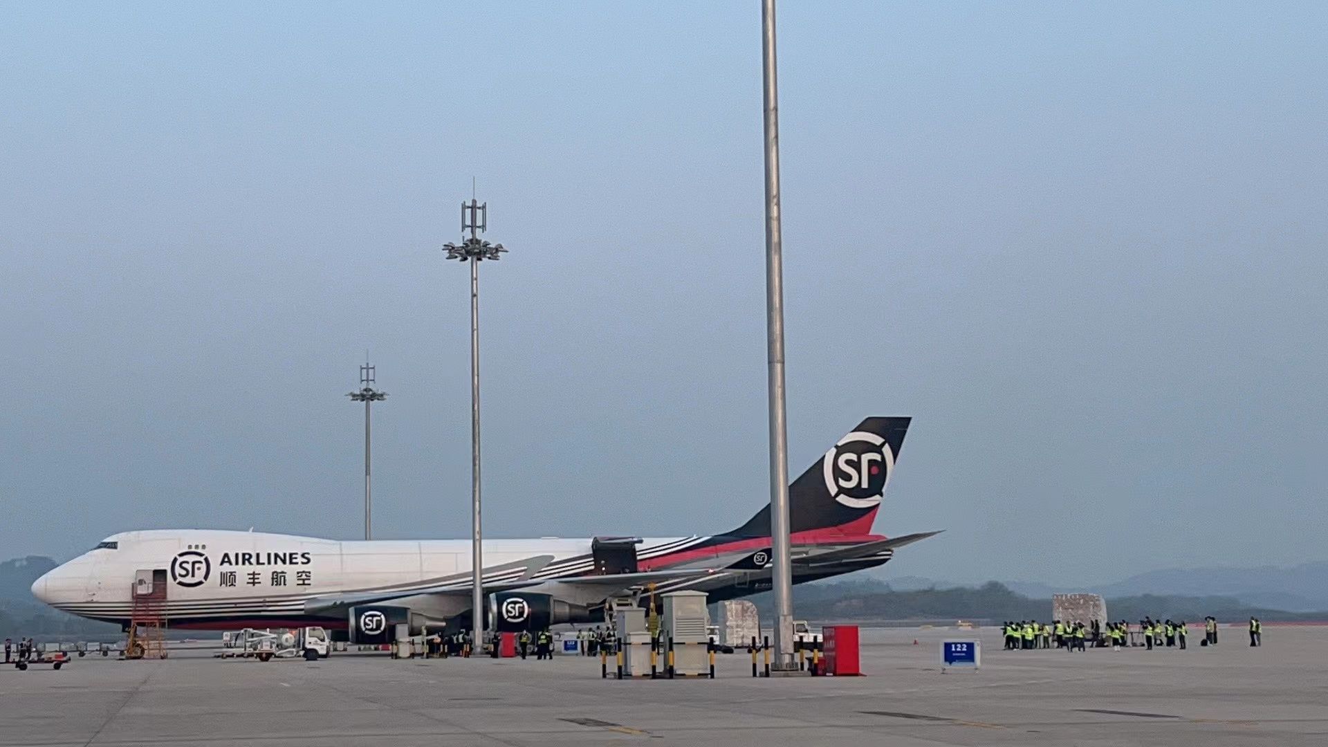 HELLO WORLD ！鄂州花湖机场国际货运航线正式开通