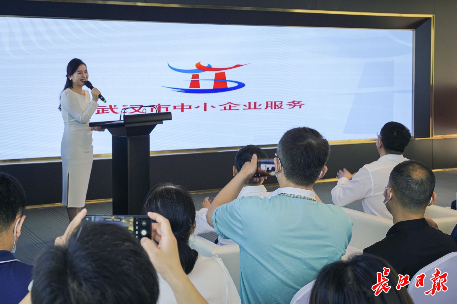 武汉市中小企业******工作站亮相******专员******教企业办税帮招人