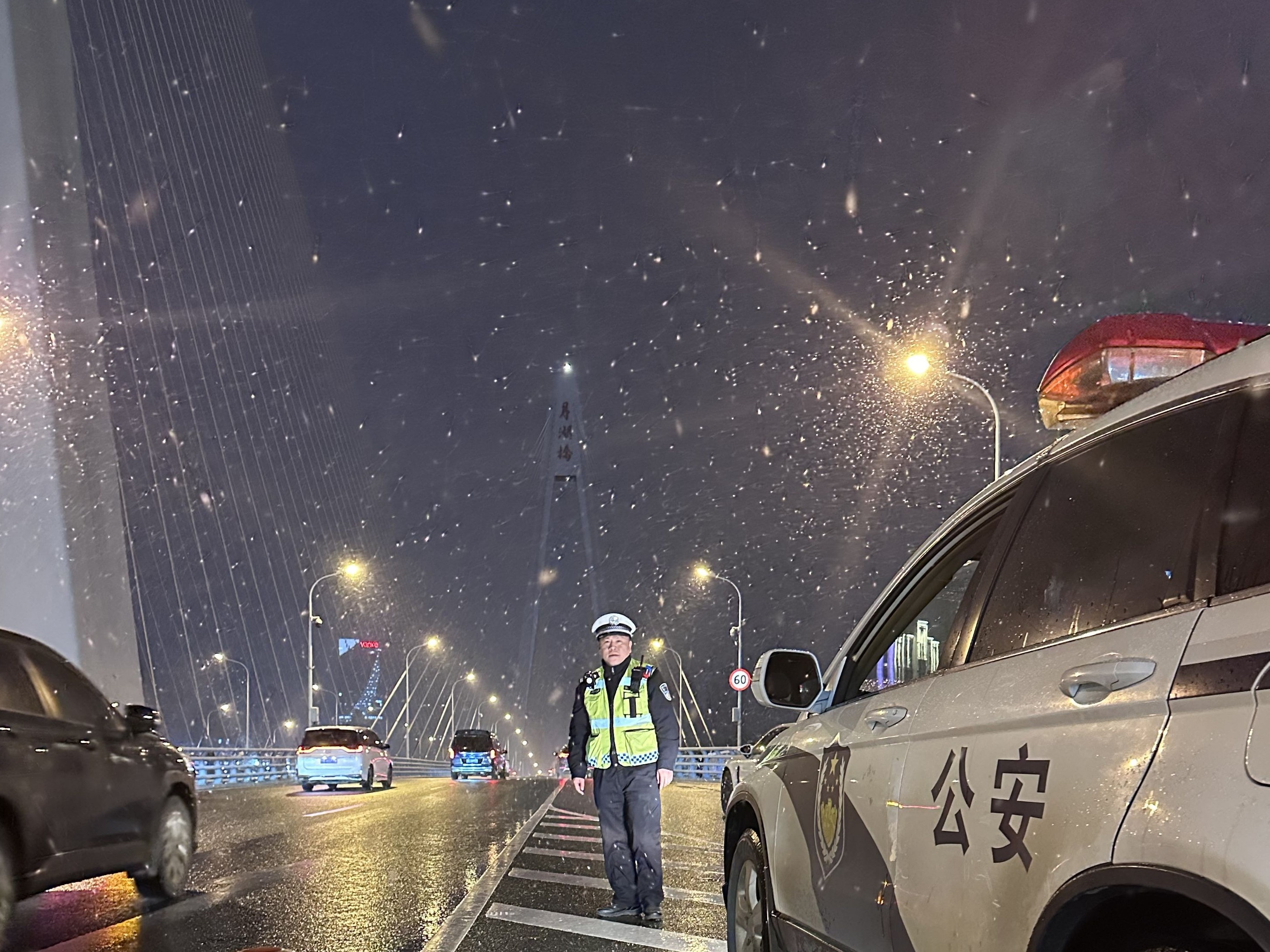 环球观速讯|武汉迎来今冬第一场雪！他们连夜行动