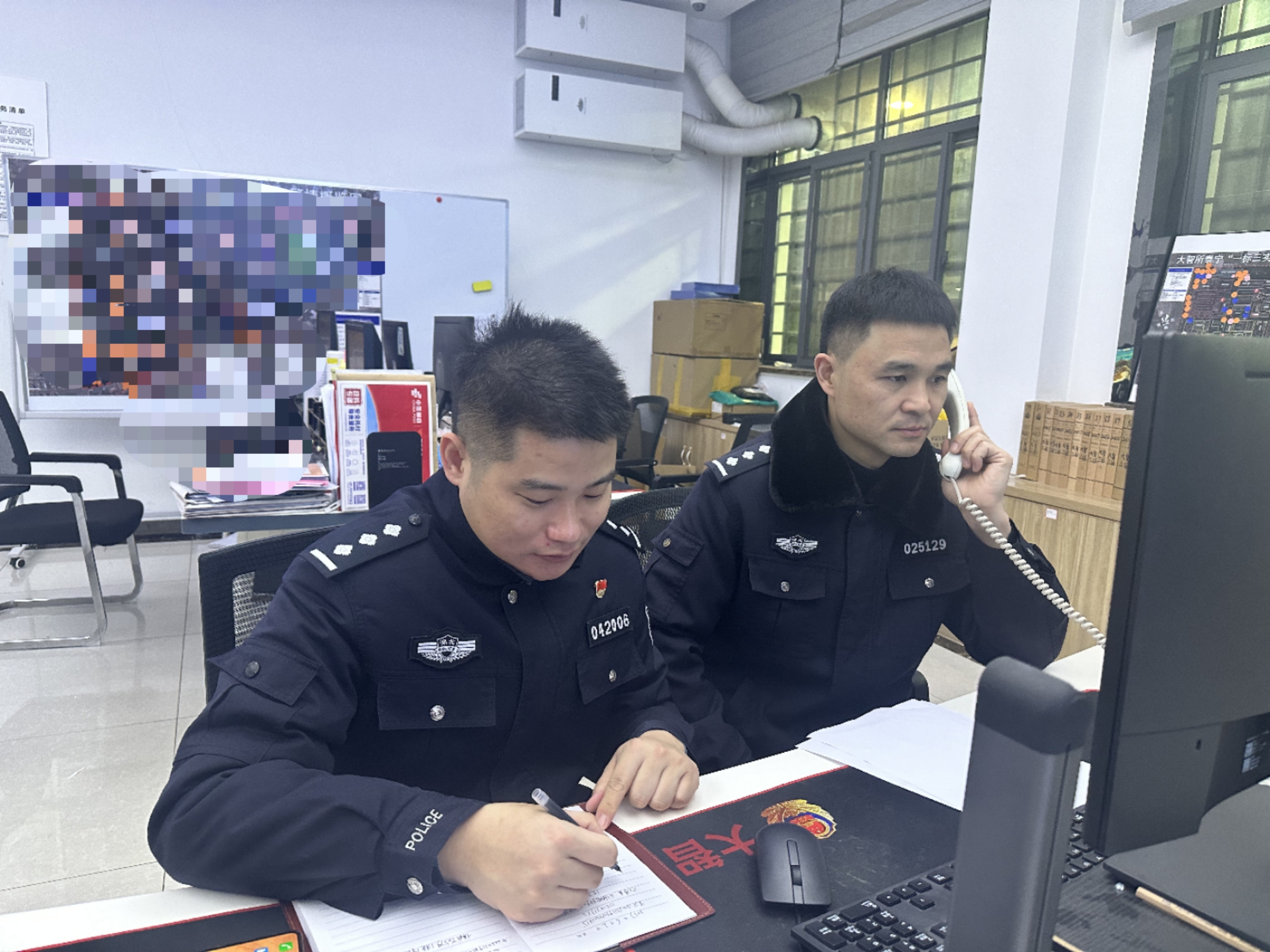 飞天网评:网友留言求助，民警助两位老人再续40年师生情