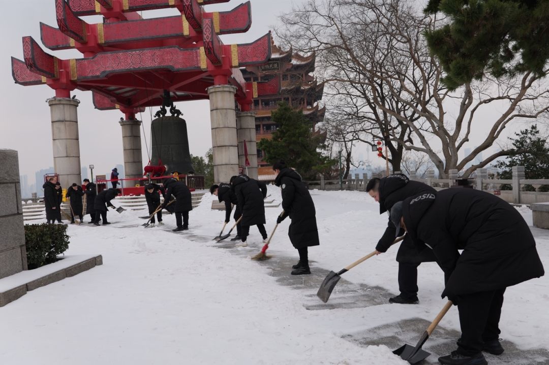 非凡体育武汉各公园主要园路均已畅通已有市民入园拍冰雪婚纱照(图1)