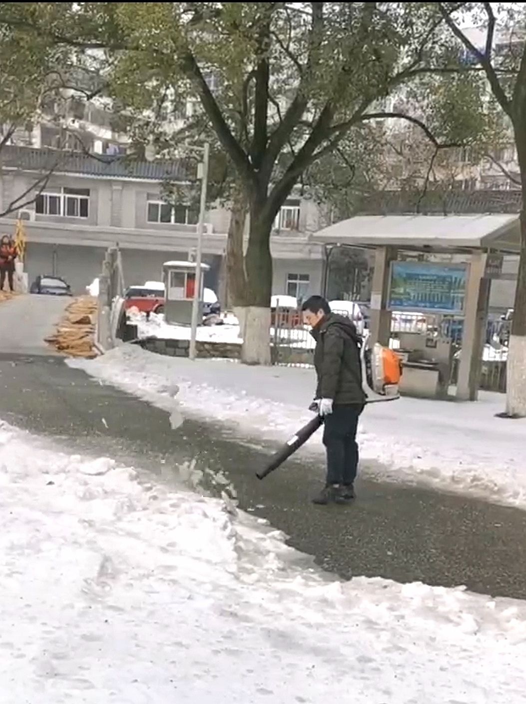 非凡体育武汉各公园主要园路均已畅通已有市民入园拍冰雪婚纱照(图9)