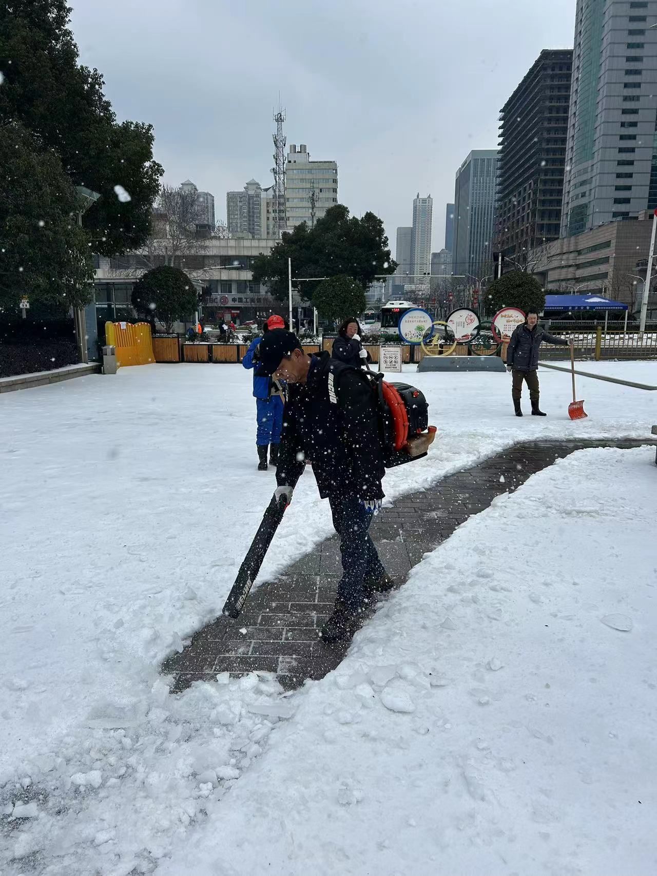 非凡体育武汉各公园主要园路均已畅通已有市民入园拍冰雪婚纱照(图10)