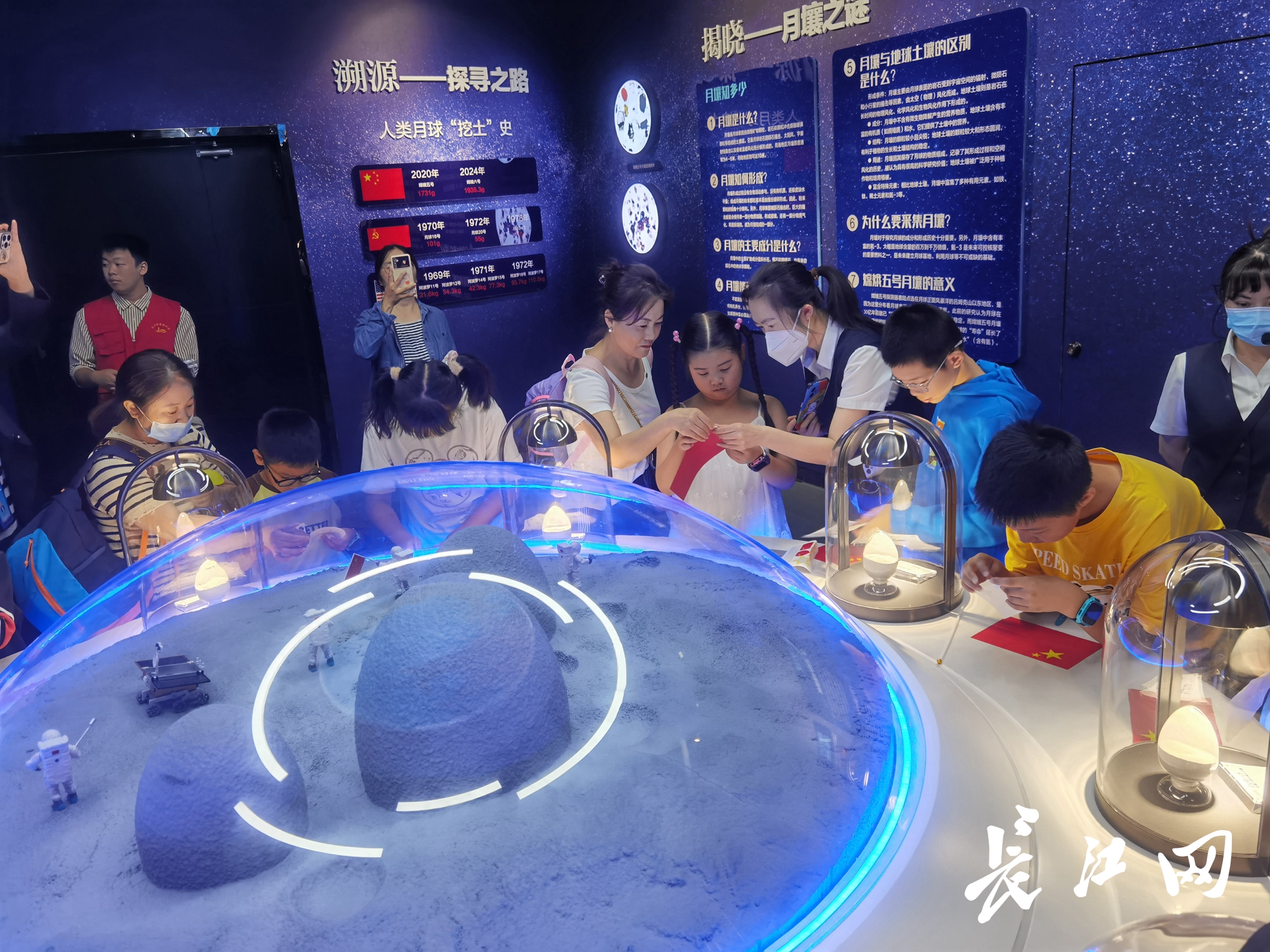与月面国旗合影 观沙画版“丝绸之路” 国庆假期来这里感受科技与文化的魅力