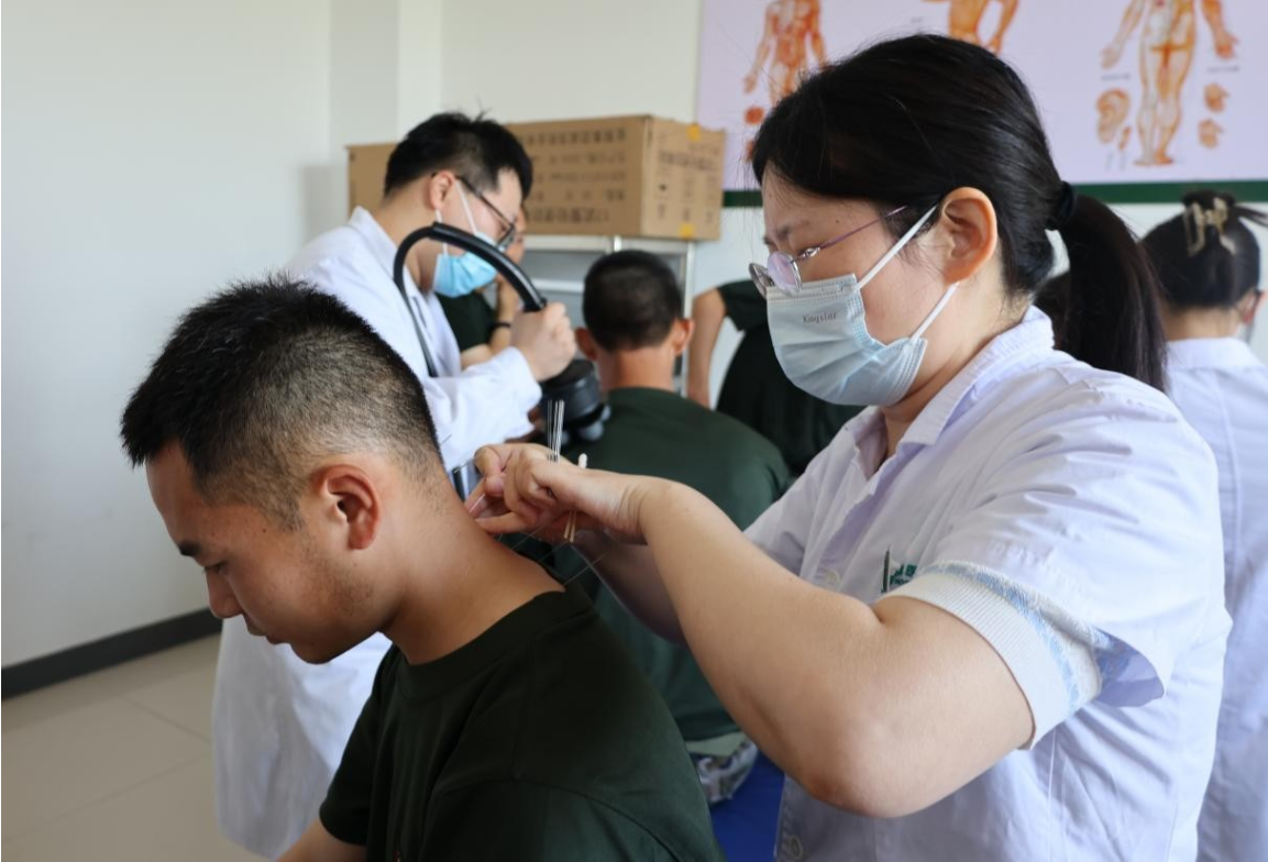 端午节前，他们把健康送到军营