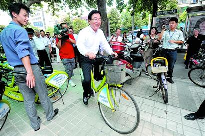日本市长武汉体验公共自行车_武汉社会图片