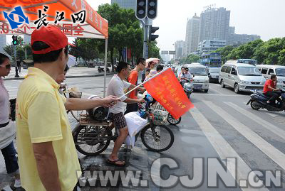 武汉志愿者上街劝导文明过马路_武汉时政图片
