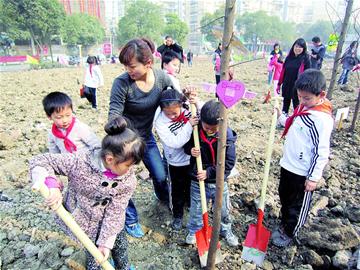 昨天,武汉市常青实验小学二(4)班40余名少先队员来到位于红旗渠路的"