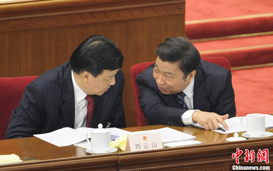 图为刘云山,李源潮在主席台上交谈.中新社记者廖攀摄