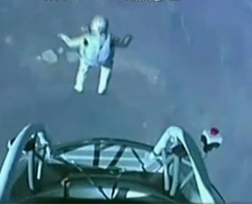 [视频]极限狂人太空边缘超音速跳伞