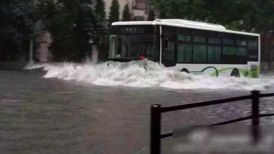 上海连夜暴雨积水启动看海模式