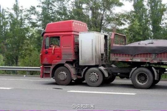 险!高速路上司机中暑昏迷_武汉时政图片_新闻