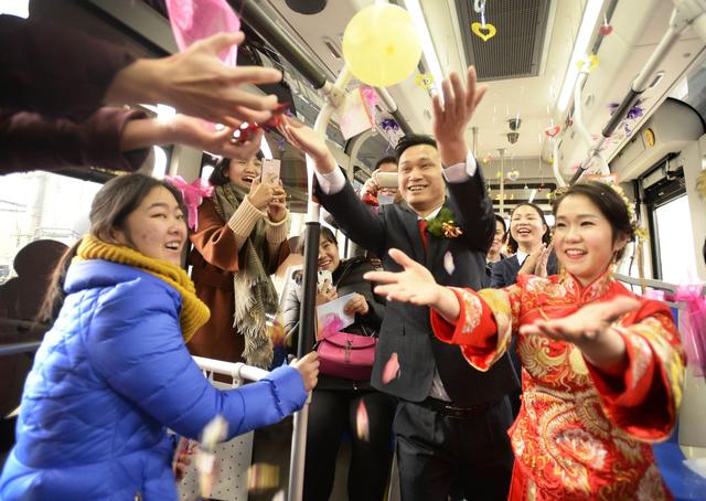 新婚夫妻在武汉BRT车举办婚礼,超46万人网络观看