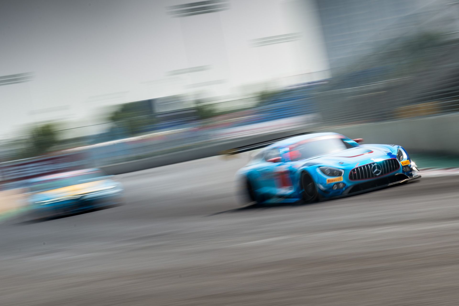 中国汽车耐力锦标赛在武汉体育中心开跑.图为车手驾驶赛车在赛道飞驰.