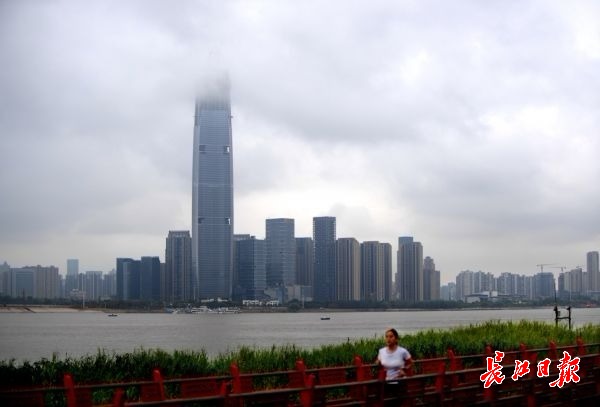 水墨画中晨练