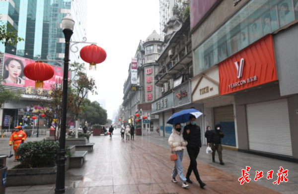 公交停运6小时后的武汉街头