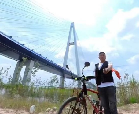 小伙骑行106天抵汉，打卡11座长江大桥，还因武汉打破记录…