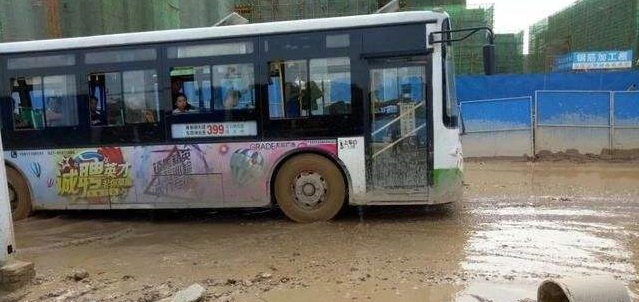 烽胜路已协调施工方尽快维修 抽排积水