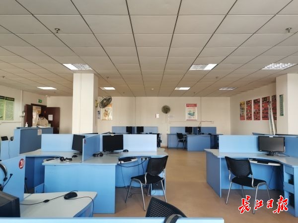 汉阳区图书馆公共电子阅览室.记者孙笑天 摄