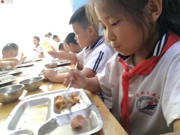 教育：中小学幼儿园负责人应与学生一起进餐