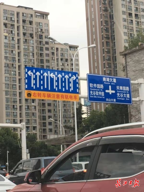 关山大道软件园路路口交通指示牌.市民龙先生供图.