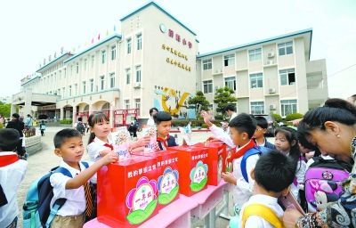 9月1日,武汉经济技术开发区薛峰小学开学,70余名"飞地"孩子顺利入学
