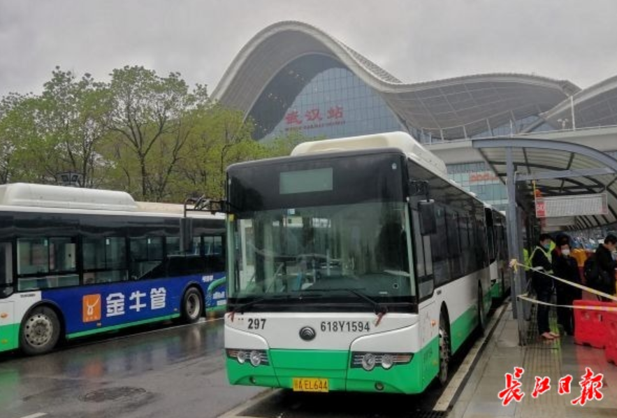 28日武汉再恢复27条公交 ，对接三大火车站的6条夜行公交也上路了