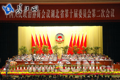 会场主席台上,人民政协会徽悬挂正中,在10面红旗簇拥下,熠熠生辉.