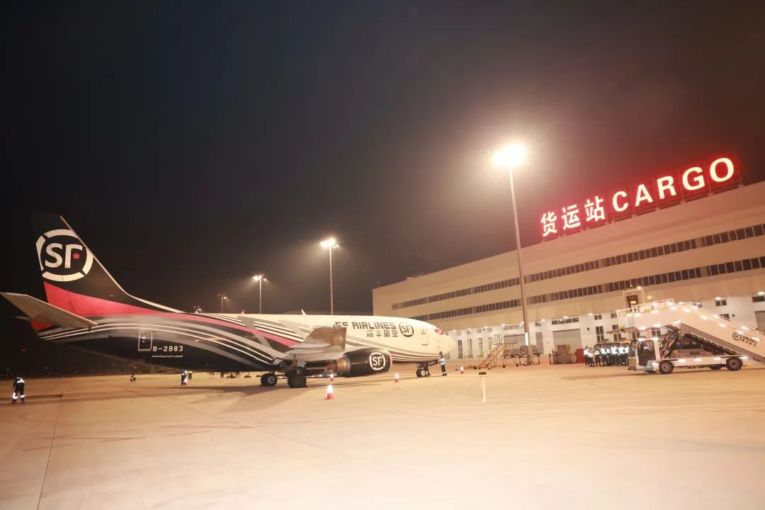 鄂州花湖机场货运航线正式开通运行