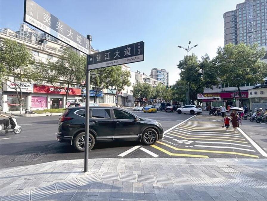 道路扩宽 标识明晰 规范通行 宜昌精准改造缓解校园周边交通拥堵难题